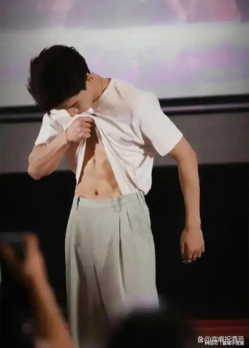 被迫营业秀腹肌堪比男高于正比亲儿子还宠的02年薄肌小鲜肉