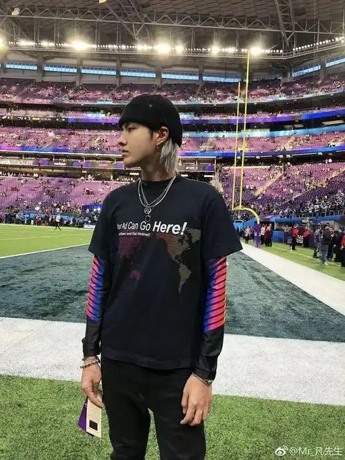 而在赛场观战的吴亦凡,则又头戴针织帽变身帅气运动少年.