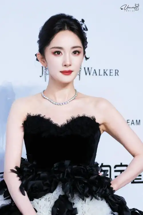 gq红毯##杨幂生图##杨幂裙摆好大##杨幂大白菜包##杨幂在超市拍出发