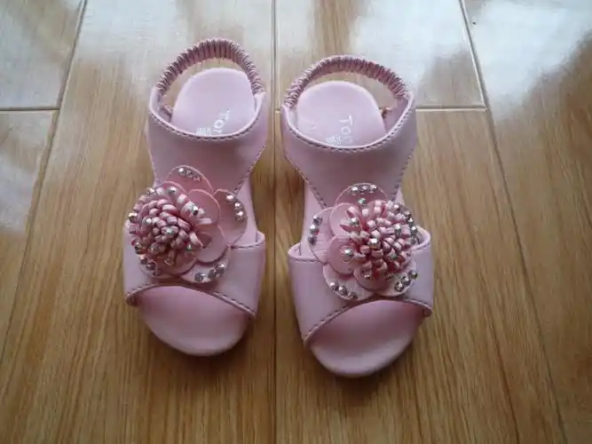 转女童粉色花朵凉鞋