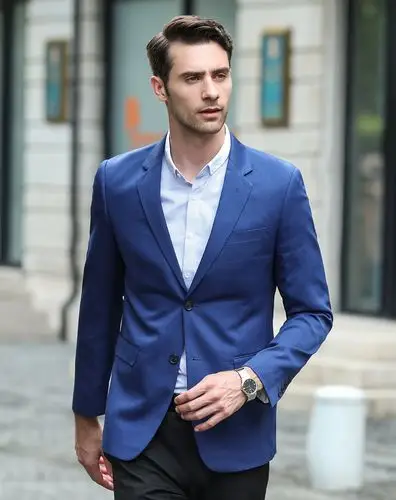 魅力型男吴尊穿着一身深蓝色西装惊喜亮相,真是太帅了