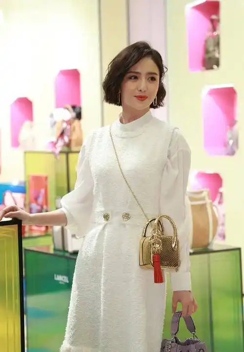 佟丽娅编发头巾造型独特不失气质搭配米灰色连衣裙极简又温柔