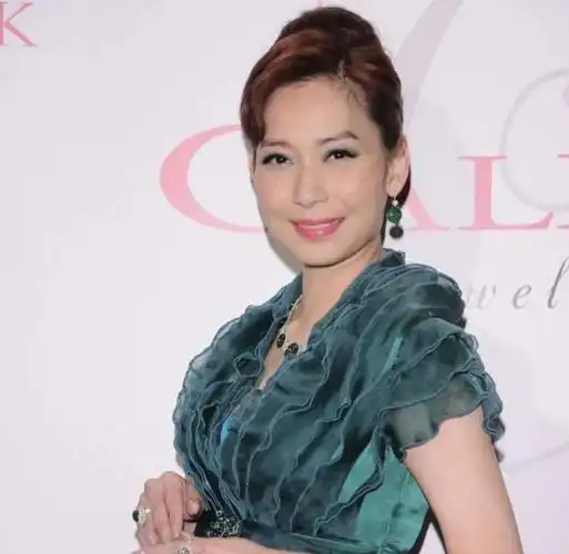 邝美云:从贫民窟到女富豪,一生拼搏的传奇