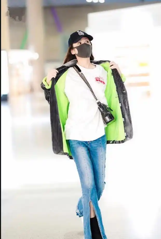 李金铭身穿黑色格纹外套内搭白t现身机场口罩遮面气质清新