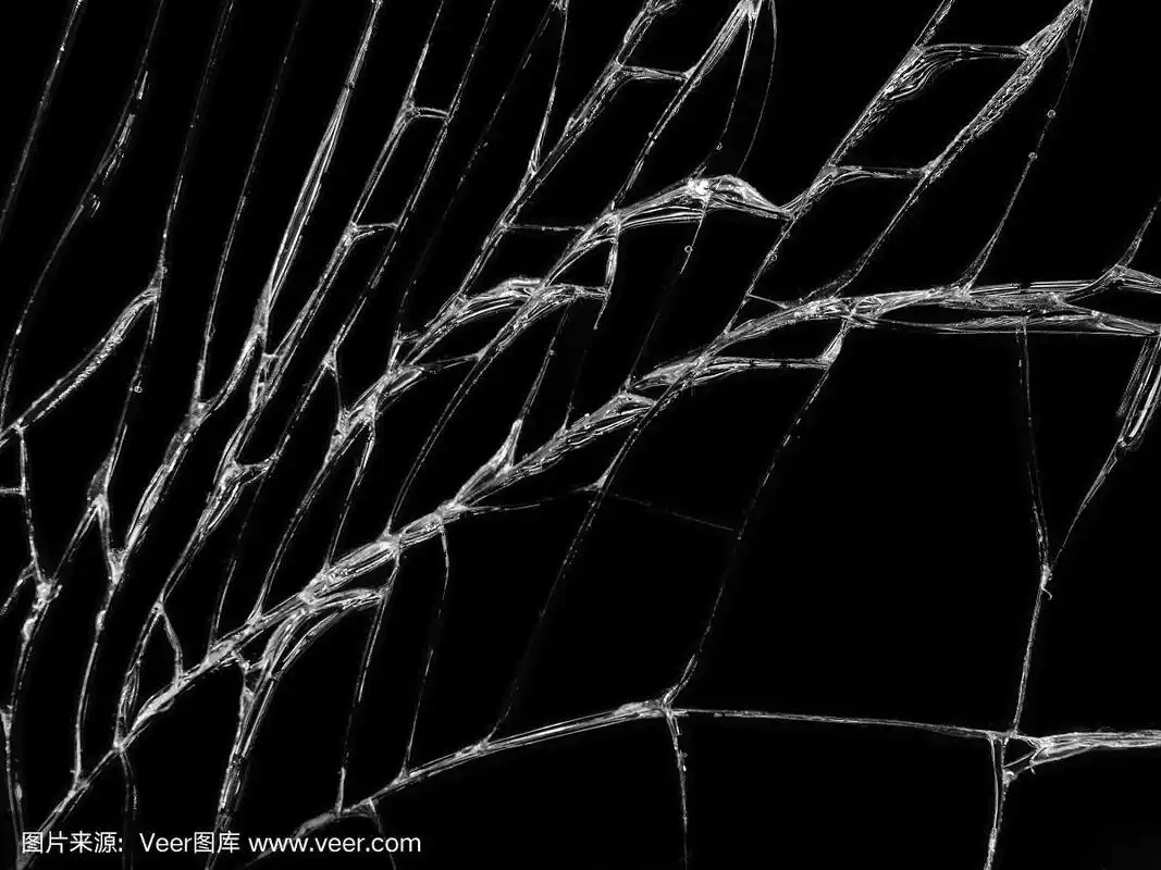 黑色背景上破碎的玻璃纹理