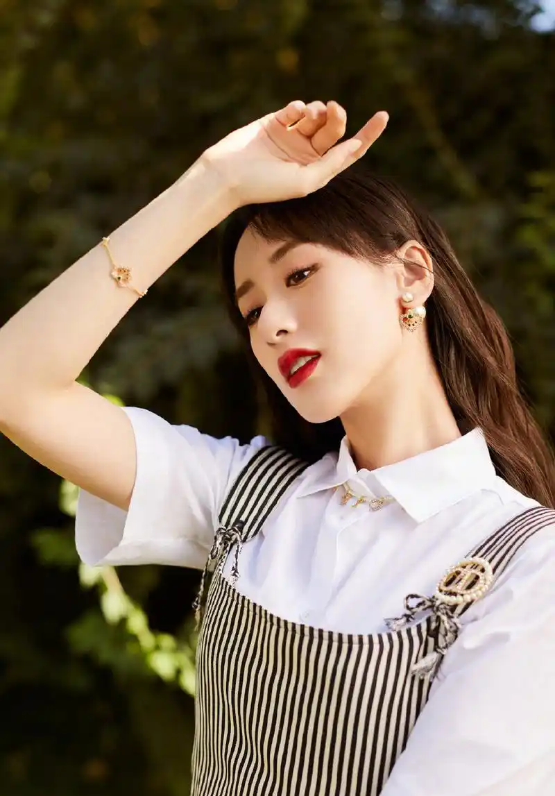 袁冰妍背带裤时尚优雅写真图片