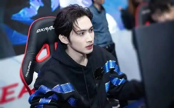 近日,有传言称张彬彬已经与自己的经纪人结婚,为了事业选择对大众隐瞒