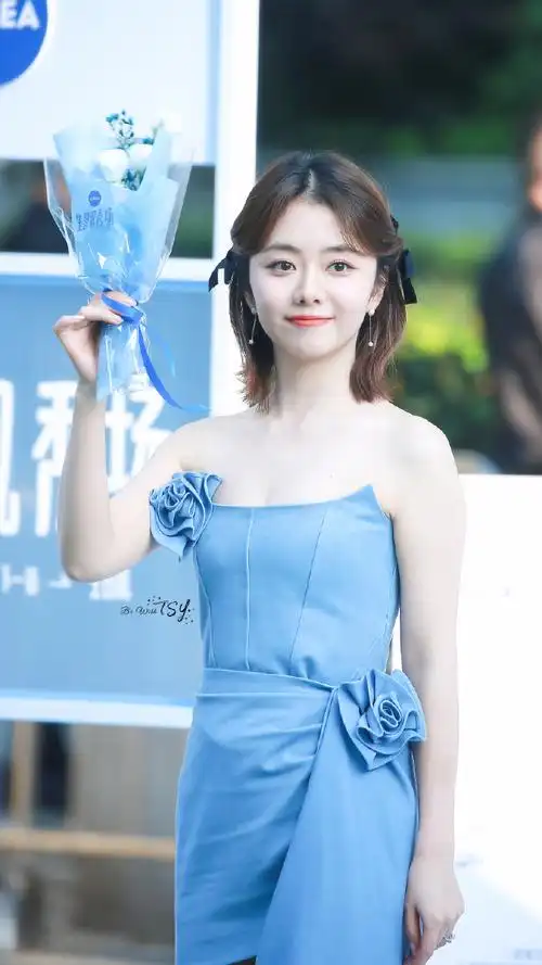 谭松韵蓝色抹胸花朵裙##谭松韵妮维雅身体护理品牌大使