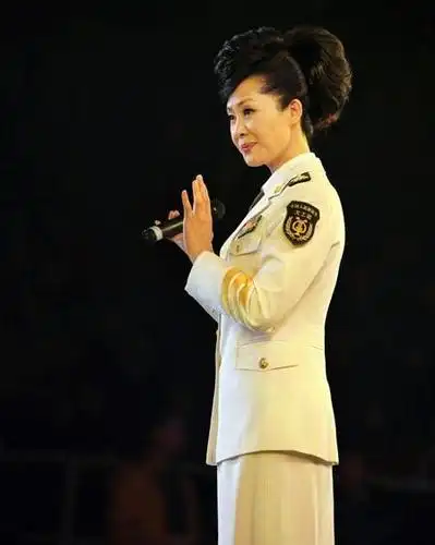 52岁于文华近照,曾多次登上春晚,二婚嫁钢琴家超幸福 !