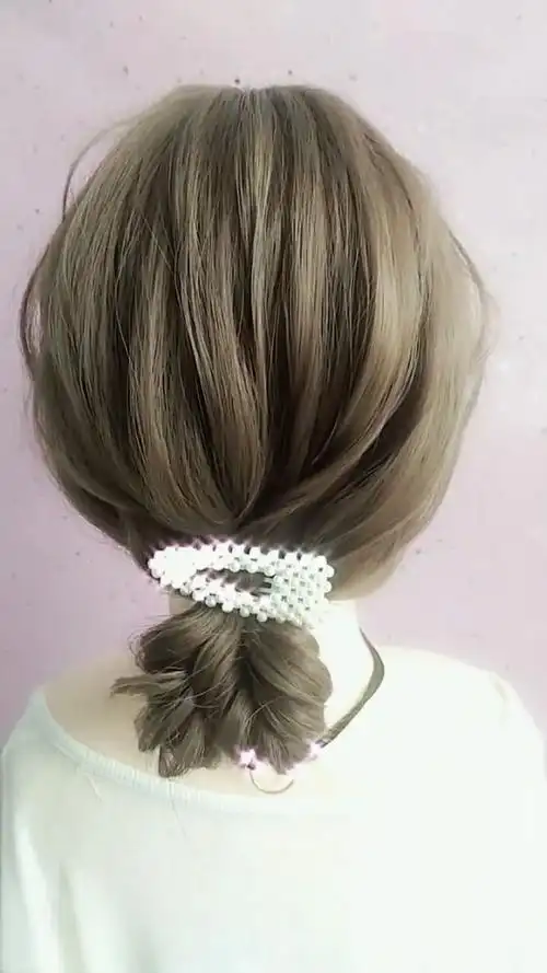 女孩子出门可以随手扎这样的发型,既好看又简单