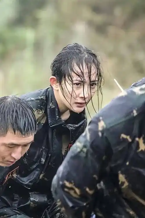 杨幂在综艺里却是军训.别的女星在综艺里唱跳,旅行,谈恋爱.