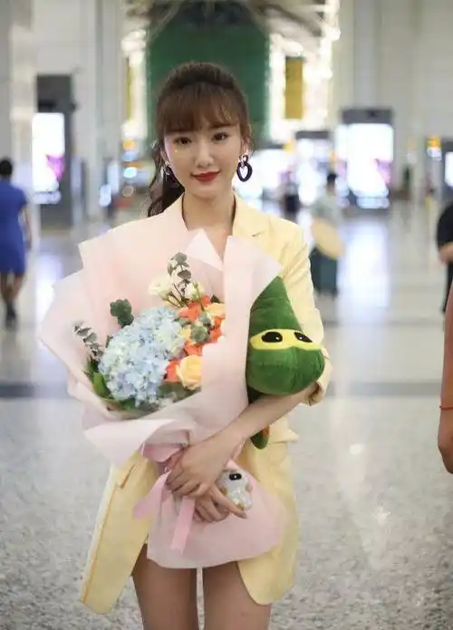 毛晓彤化着精致妆容现身机场,也就上半身能看,个子太矮了_时分_身高