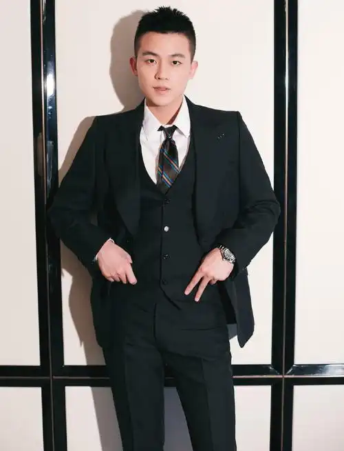 > 欧豪黑色西装魅力写真图片(4/9)