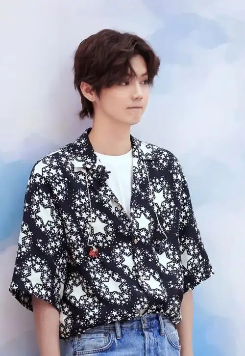 鹿晗最近幸福圆双下巴赘肉磨平棱角与关晓彤越来越有夫妻相了