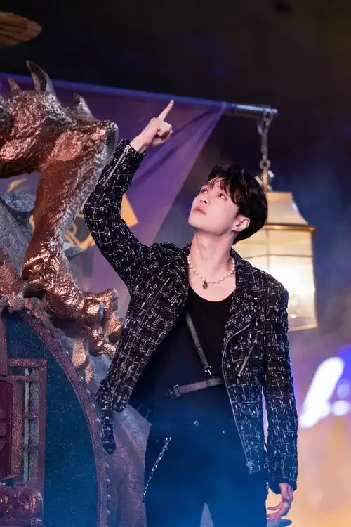 张艺兴东方风云榜一人四奖舞台炸裂综艺专辑双开花霸屏今夏