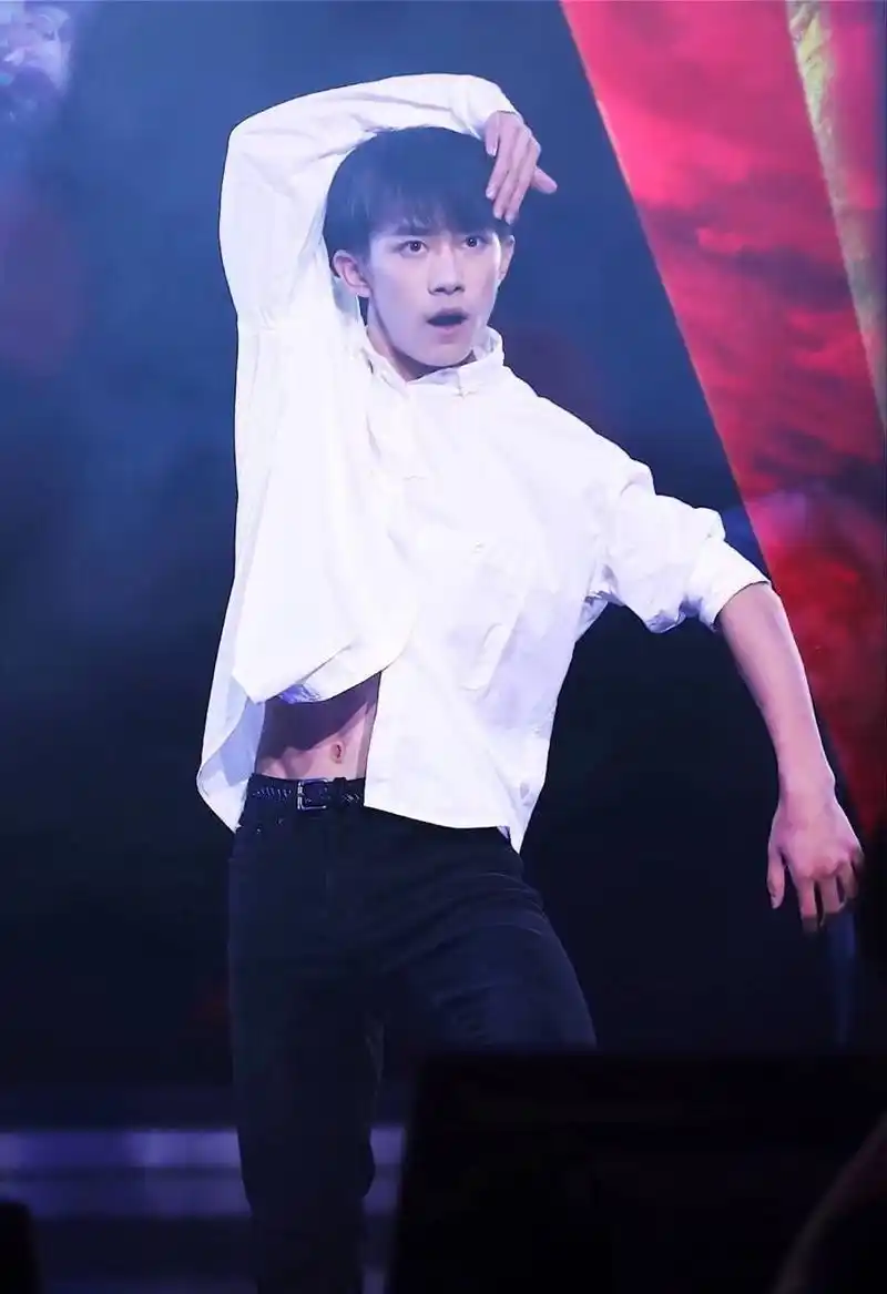 易烊千玺,一个撩人的"小腰精",当看到最后一张,突然鼻子好酸