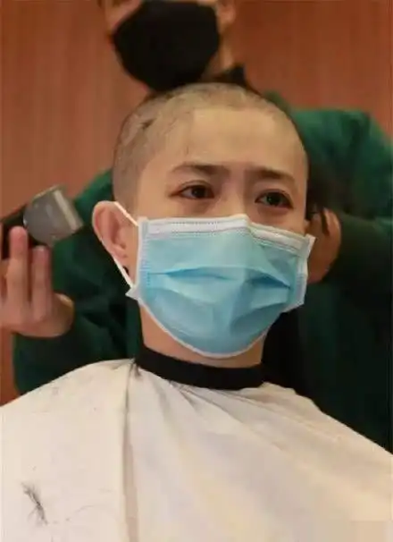 90后女护士集体剃光头边剃边流泪网友感慨不剃可以吗