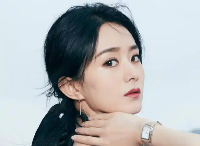 赵丽颖在东方明珠下拍写真小蛮腰惹人羡手部细节暴露年龄