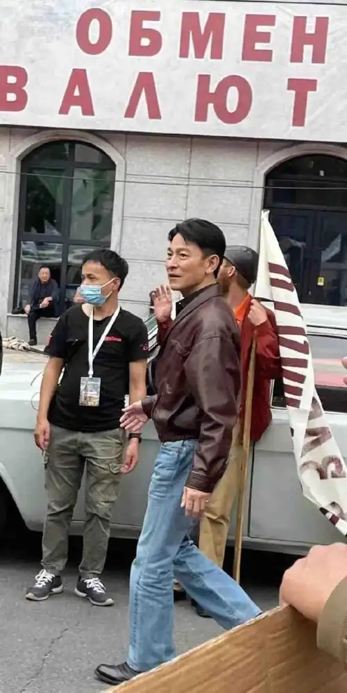 刘德华在哈尔滨拍戏被偶遇,路人质疑他身高不到一米五插图1
