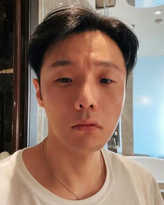 随后,李荣浩在微信留言处解释说:意外伤到腿,没有多大问题,李荣浩网友