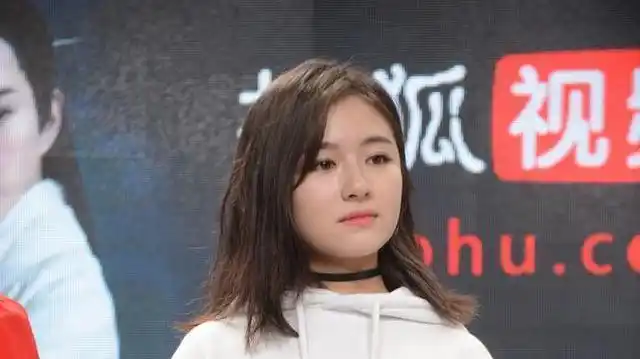 李兰迪晒中戏合影,易烊千玺晒通知书两人将成为同学,太仙了激动!