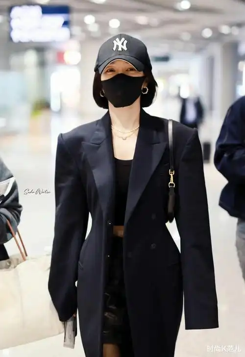 秦岚|秦岚也剪短发了,穿一身潮装走机场,又酷又美气场十足! _当红女星