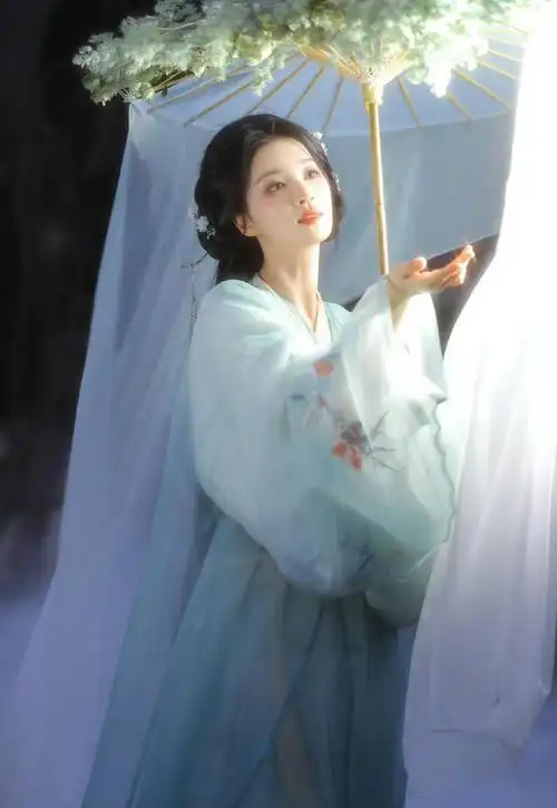 一夜爆火王楚然穿古装手提花灯婉约动人似仙女下凡