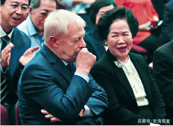 1997年6月30日,熊自仁少将率五百余军从深圳出发,强势入驻香港