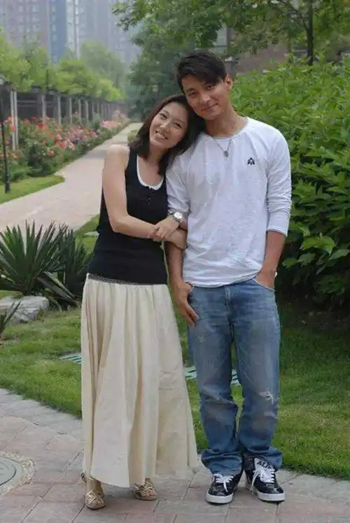 她是靳东妹妹,儿女双全老公成迷