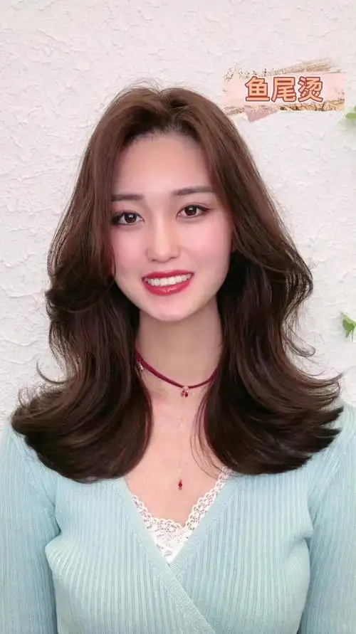 沙发自然卷发量多也适合的烫发发型,自然随意吹干即可-度小视