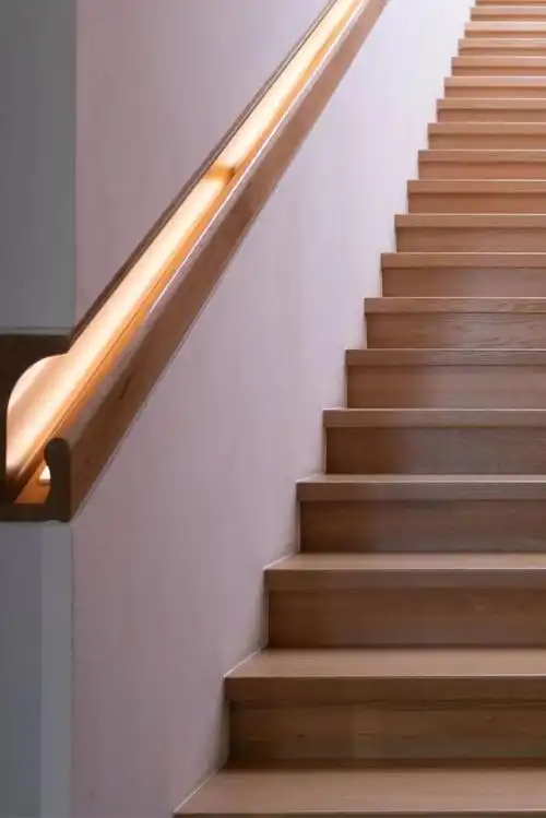 握手的宽度和距离墙面在4公分左右一般楼梯扶手高度在90公分上下这些