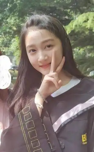 关晓彤王俊凯同一天拍毕业照,满屏青春活力,太养眼了