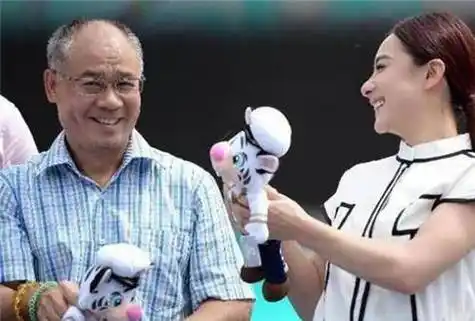 李宁近况:身价百亿,头发斑白略显老态,娇妻依然很美_奥运会_陈永妍