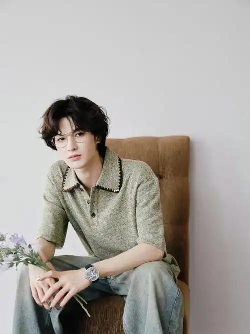 签售会造型#朱正廷专辑签售会造型96日系卷毛发型77金丝眼镜!