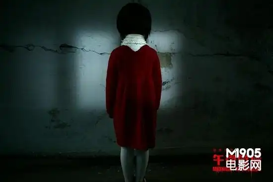 电影《午夜微博》红衣小女孩剧照
