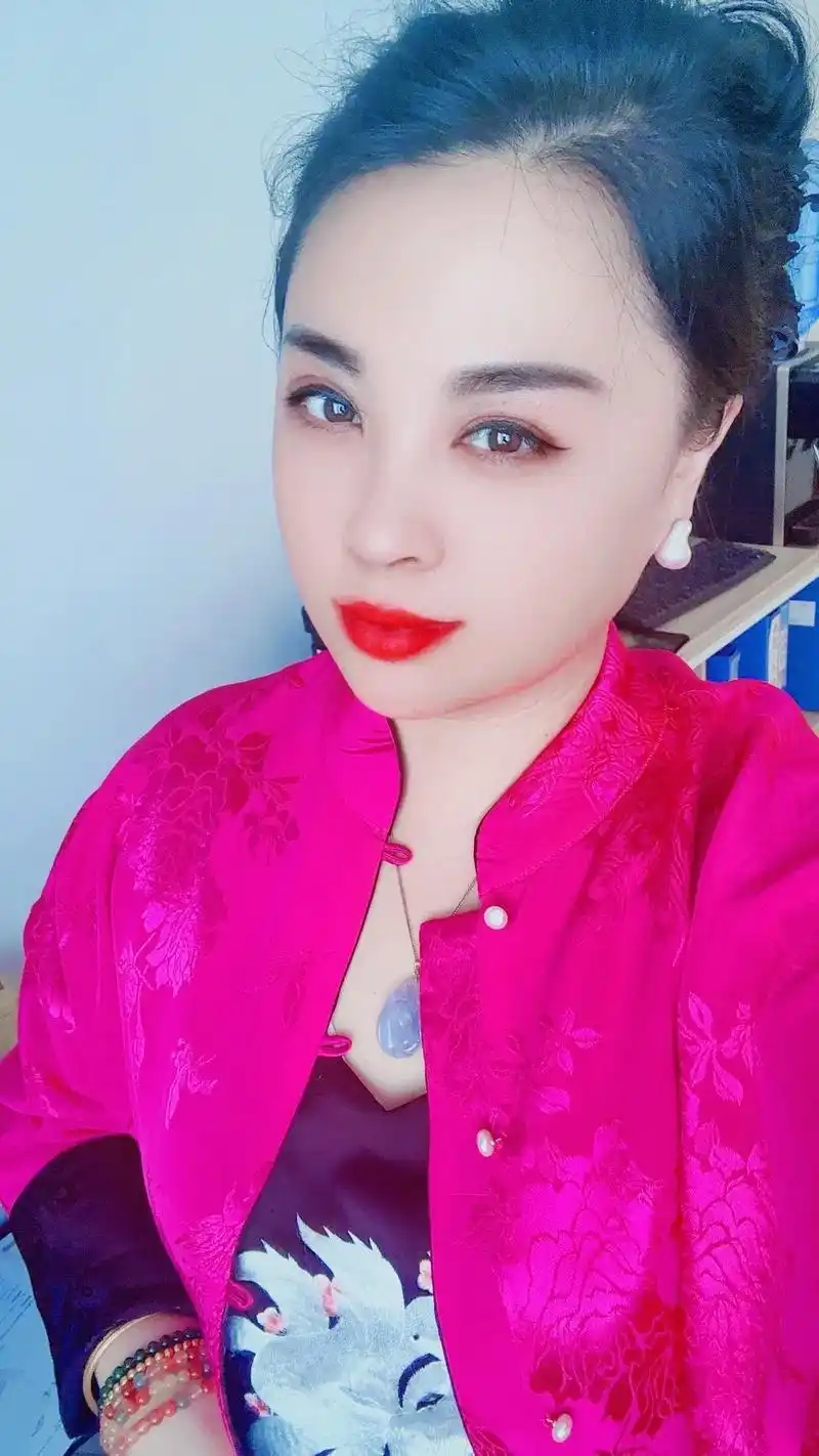 时光荏苒,岁月如梭,四十岁的女人如一朵盛开的玫瑰,从容优雅