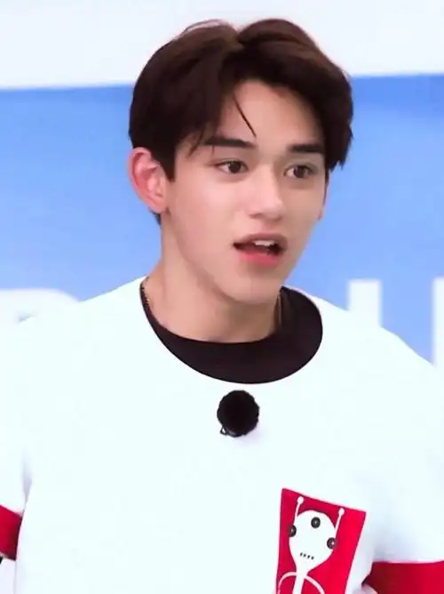 入坑以后经常被黄旭熙的兔牙可爱到宝坨的兔牙真的超级可爱