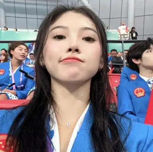 成都铁人三项冠军,因三角式运动衣被喷惨,比吴燕妮还不像运动员