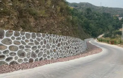 石城镇"建护坡,治便道,修水渠"进行中