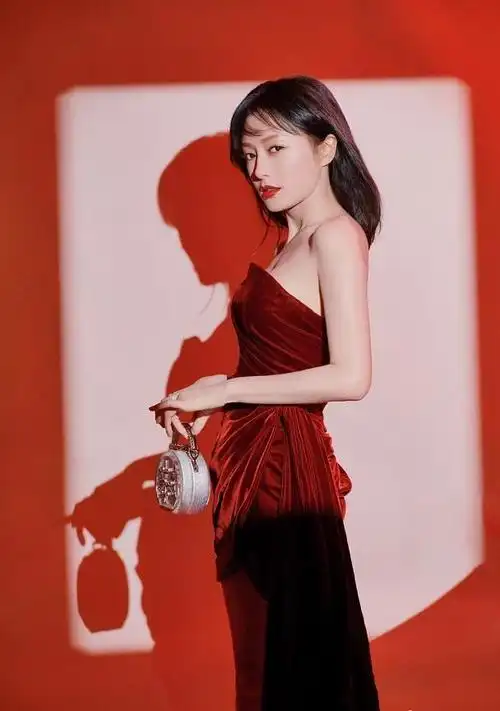 秦岚酒红色丝绒裙#秦岚酒红色丝绒短礼服费加罗红毯太气质了缮!