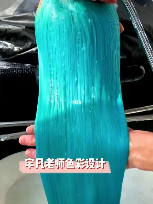 2022夏季流行发色分享发色——梦幻冰蓝色冰蓝色加入了少量的灰色调