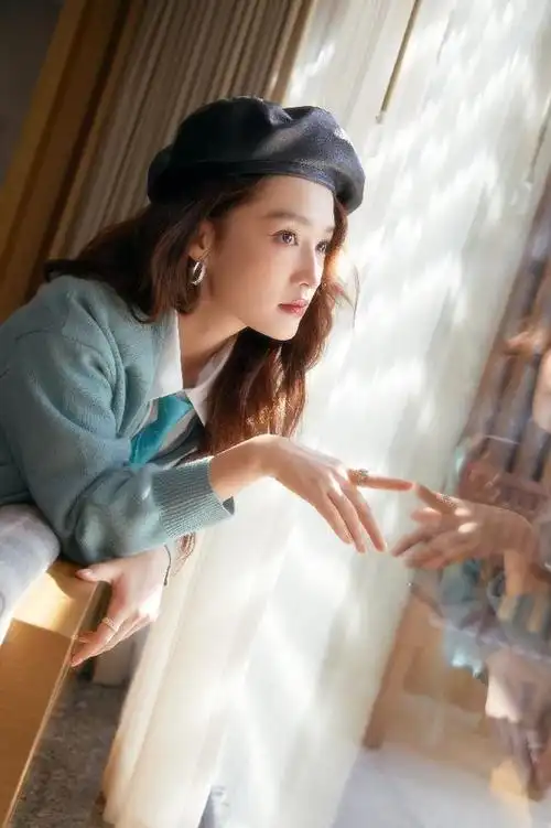 春日甜甜的李沁野外踏青笑容明媚