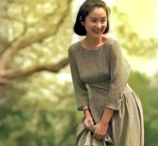 69岁林青霞现身画展面容年轻气质优雅状态佳颜值不输自画像