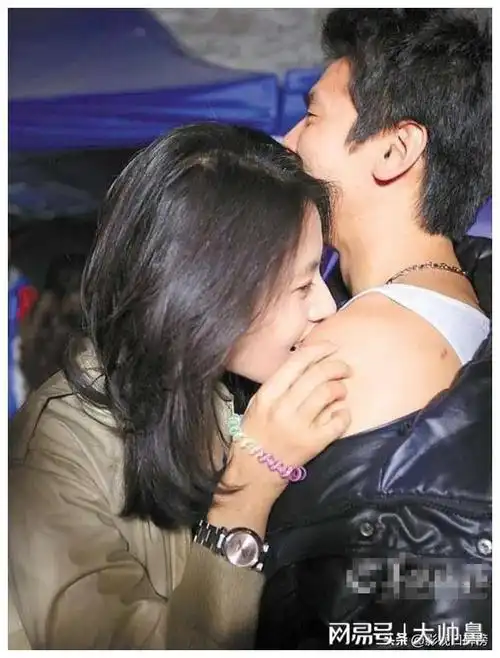 结婚10年高圆圆不顾女儿在前面勾住赵又廷的脖子亲吻