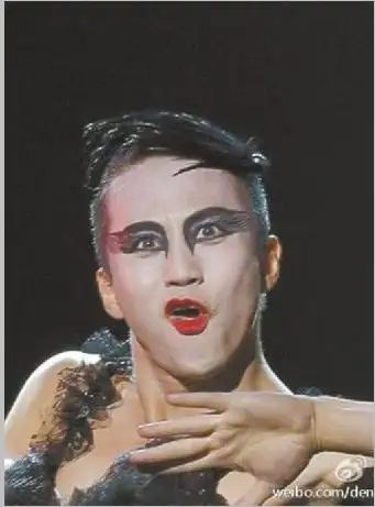 邓超晒大胸黑天鹅造型照