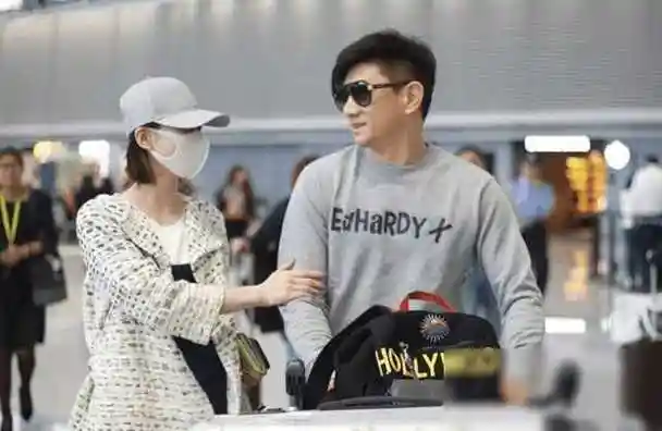 刘诗诗与大17岁老公走机场打扮低调但时髦反衬的吴奇隆略显