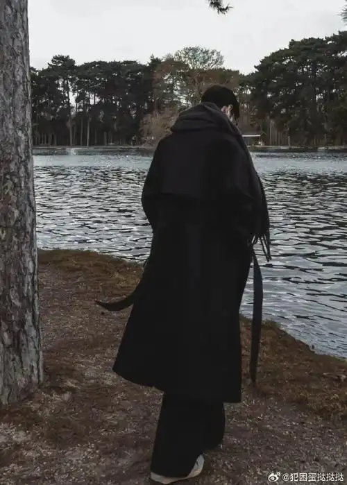 肖战冷暖反差大片#光是背影就让人心动无数次肖战1肖战超话