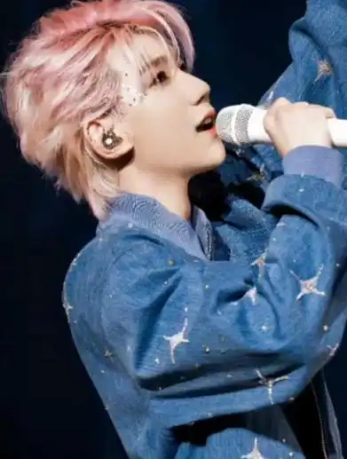 王源头发漂的都滋毛了,但还是挡不住那张帅气的脸!