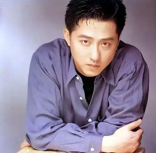 幼年庾澄庆与父亲罕见留影,庾父西装革履风度翩翩,母亲颜值极高