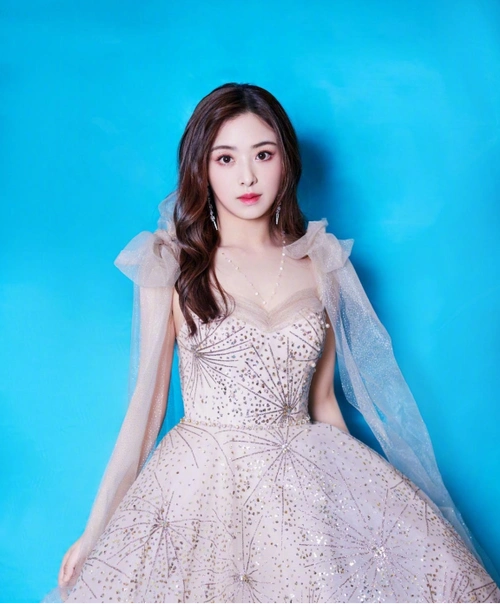 张含韵:童颜不老,36岁依旧迷人,奶欲风情引人注目